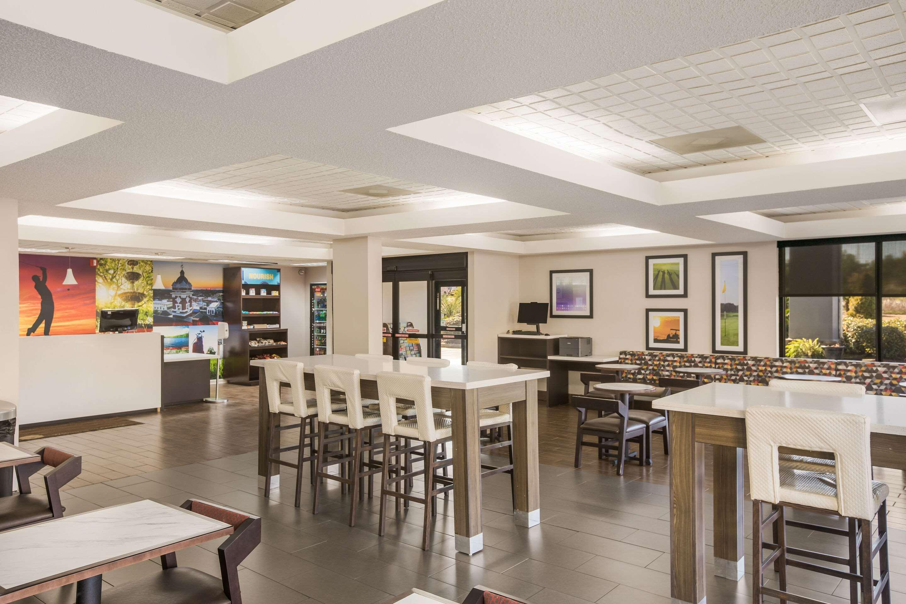 Hotel Clarion Pointe Forsyth I-75 Extérieur photo